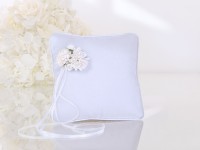Vankúšik pod obrúčky s bielymi kvetinkami